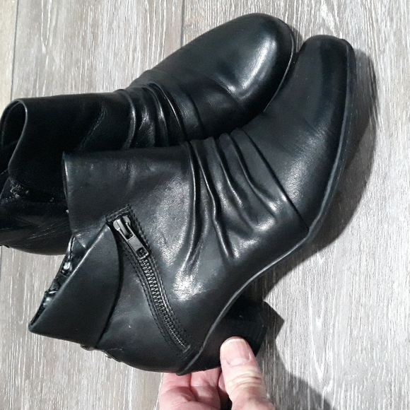 Earth black leather ankle boots. Size 7.5 - Picture 3 of 11